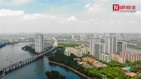 Tại thời điểm tiếng nổ lớn phát ra, cả khu vực sân hh3a đã hỗn loạn khi nhiều người dân bỏ chạy ra nhiều hướng, cách xa hiện trường. Cận cảnh 12 tòa chung cư HH Linh Đàm với 30.000 dân