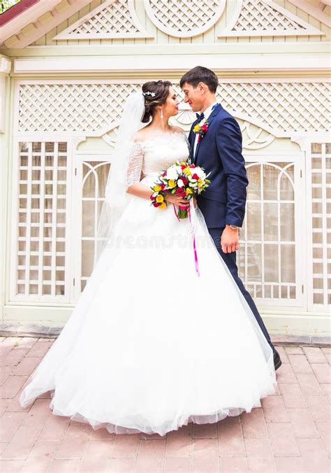 Novia Y Novio Con El Pulgar De La Flor Para Arriba Imagen De Archivo