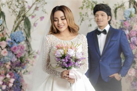 Setiap orang bisa menanam tanaman hias sendiri di dalam atau sekitar rumahnya. Aurel Hermansyah Berfoto dengan Baju Adat Minang Jelang ...