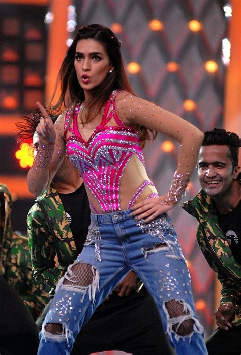 Sizzling Performance Of Kriti Sanon At Umang 2018 Bollywood Actress Hot Photos Bollywood