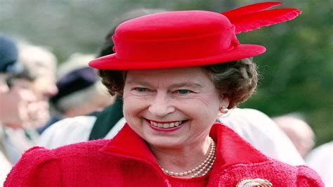 Le règne d'elizabeth ii en 63 chapeaux. Les 90 ans de la Reine d'Angleterre en 90 secondes - YouTube