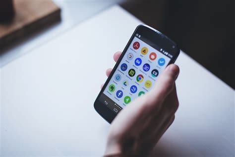 スマホの持ち方によって小指が変形する『テキストサム損傷 ...