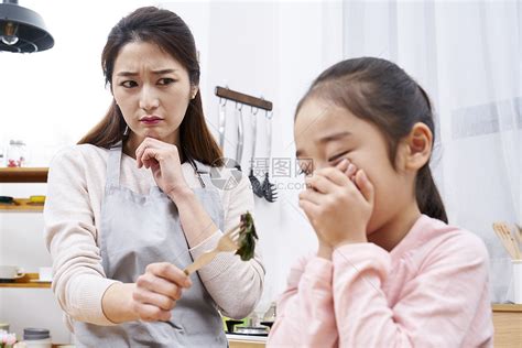前视图消极的排斥吃孩子妈妈韩国人高清图片下载 正版图片502177009 摄图网