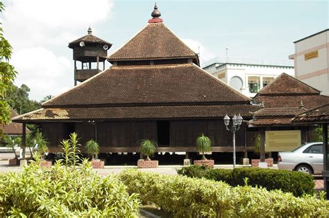 It was located at kampung pat amat in pasir puteh, kelantan. Jejak Sejarah: Masjid Kg.Laut: Nilam Puri (Kota Bharu)