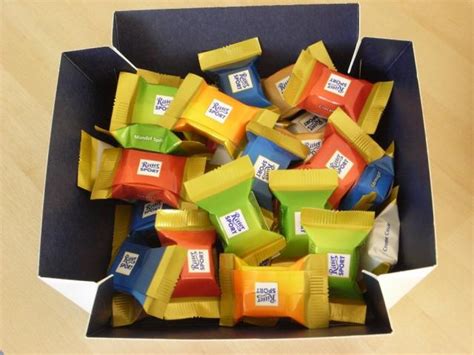 Her biri ayrı ayrı, kendi orijinal ambalajları ile. Fotos und Bilder von Schokolade, Ritter Sport Mini ...