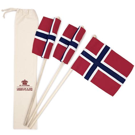 Dei håper flagget vert det største i landet. 17.mai-flagg - 3 stk - Flagg, vimpler og tilbehør - også ...