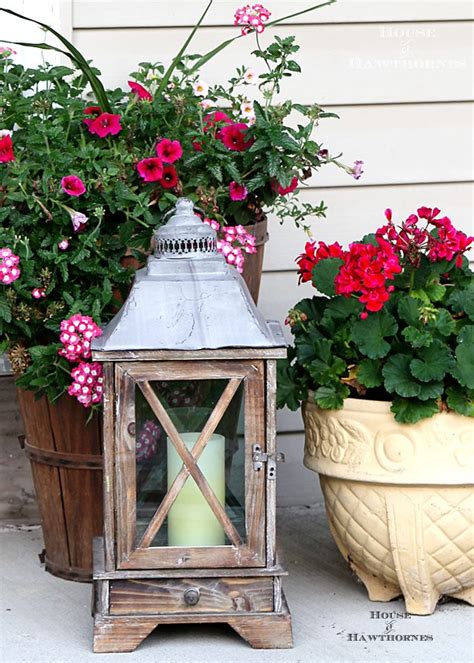 The summer weather is extremely enjoyable and as one of the most relaxing seasons, summer is a great time for backyard parties, family picnics and lots of dreamy hammock lounging. Summer Porch Decorating Ideas - House of Hawthornes
