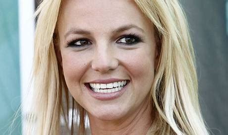 Britney spears swimming in the stars (2020). Unbearbeitete Fotos von Britney Spears veröffentlicht ...