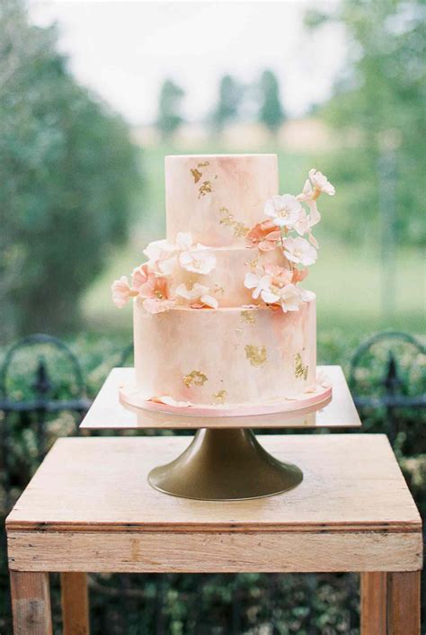 wedding cakes with sugar flowers that look incredibly real