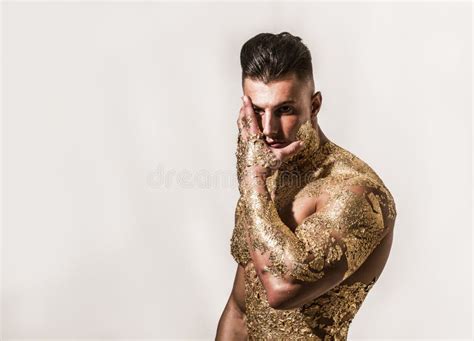 Alluring Naked Man In Gold On Black Background Fotografering F R Bildbyr Er Bild Av Athirst