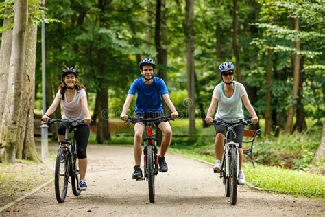 zdrowy styl życia szczęśliwi jeźdźcy na rowerach w parku miejskim obraz stock obraz złożonej