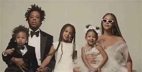 It's so rare that we get a glimpse at beyoncé's twins , so any day queen bey shares a photo of rumi and sir is a day to celebrate. QUE BIEN - Beyoncé y su familia celebrarán juntos el Día ...