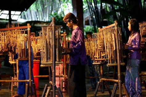 Bambu merupakan tanaman yang sangat mudah ditemukan di alam parahyangan ini, sehingga tidak heran jika kebudayaan masyarakat sunda sangat lekat dengan jenis tanaman rumpun ini. Angklung merupakan salah satu alat musik tradisional Indonesia asal Jawa Barat - Angklung ...