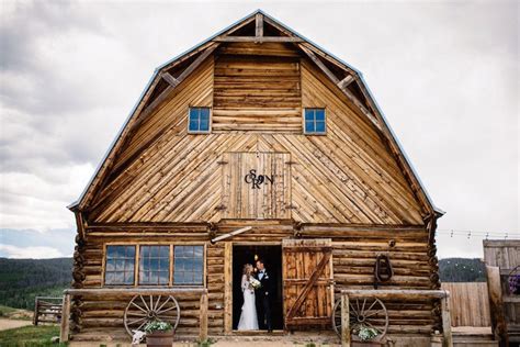 Barn wedding venues offer gorgeous scenery, amazing photo ops, and a relaxed, natural setting your guests will love. Top Barn Wedding Venues | Colorado - Rustic Weddings