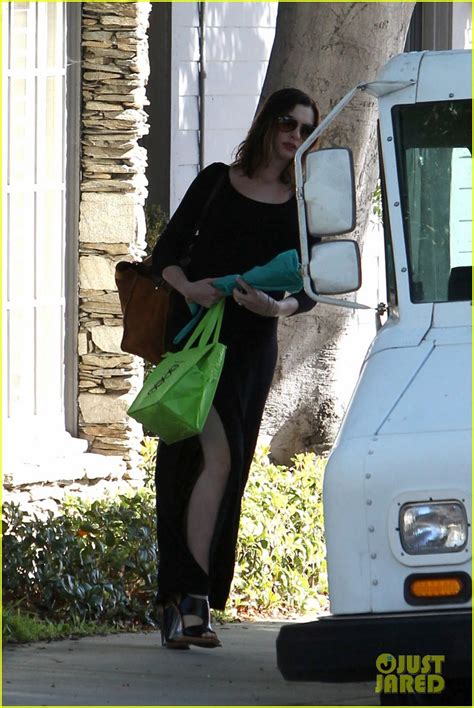 Full Sized Photo Of Anne Hathaway Long Black Dress 13 Photo 3575007