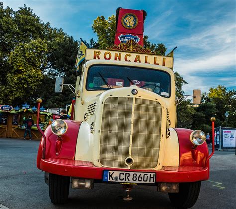 Mercedes-Benz Oldtimer LKW Foto & Bild | wien, rathausplatz, circus
