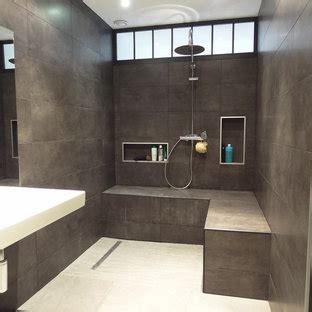 Les matériaux sont bien résistants, faciles à nettoyer et, bien sûr, très beaux en terme de design. Salle de bain moderne de taille moyenne : Photos et idées ...