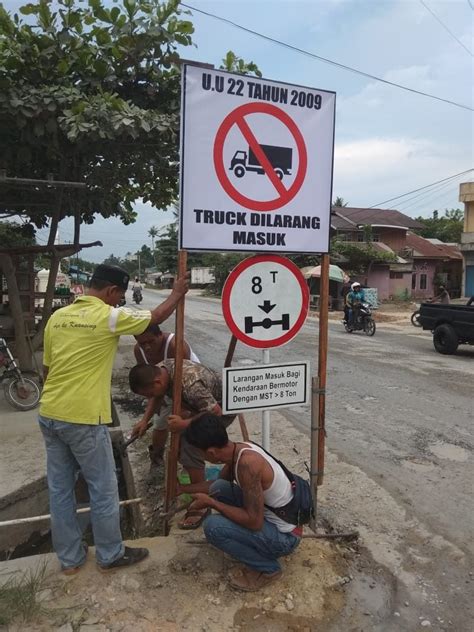 Demi Keselamatan Pengendara Dan Badan Jalan Warga Pasang Rambu Dilarang Masuk