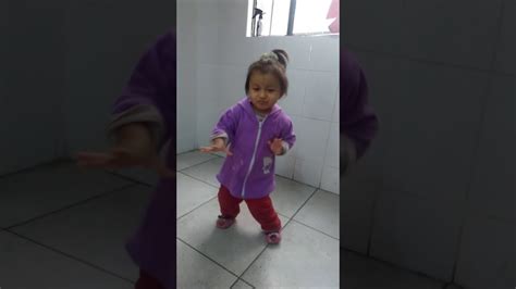 Niña De 2 Añitos Bailando El Toto Youtube