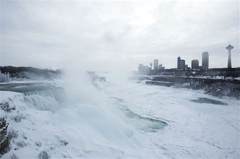 Niagarské vodopády ve spojených státech po celý rok lákají tisíce turistů z celého světa. Foto: Rekordní mrazy v Americe. Niagarské vodopády zamrzly ...