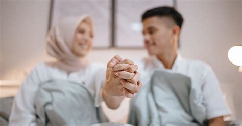 Dan aisyah r.a., selalu mandi bersama dalam satu bekas. Suami Isteri Kena Banyak Selalu Berpegang Tangan, Bukan ...