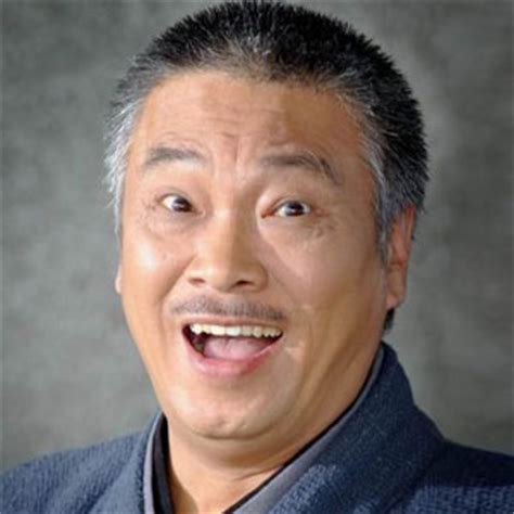 Richard ng man tat (吳孟達) est un acteur hongkongais né le 2 janvier 1952, ayant tourné dans presque une centaine de films. Ng Man-tat : News, Pictures, Videos and More - Mediamass