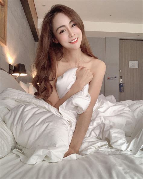riesigen Brüste der sexy Tänzerin Cai Xiaopei ließen den Bikini explodieren und das freche