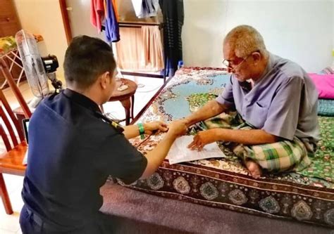 Lelaki atau perempuan warganegara malaysia yang menetap di malaysia ii. JPJ 'turun padang' bantu warga emas selesai urusan • Motoqar