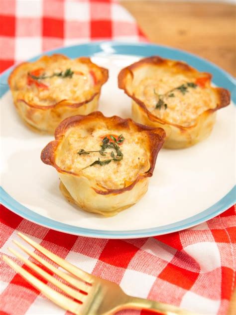 Preheat oven 325 degrees fahrenheit. Sunny's Chicken Parm Mini Meatloaf Recipe | Sunny Anderson ...