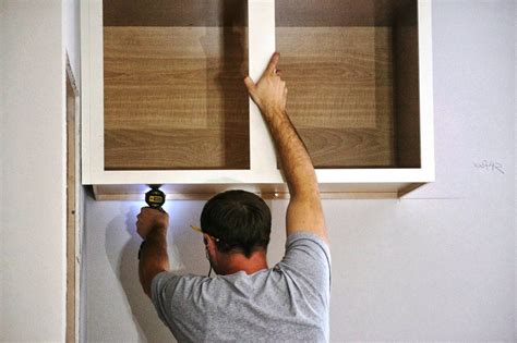 No siempre es posible instalar un ducto, por esto, la mayoría de las si fuera posible, sacar la cocina o cubrirla con cartón. How to hang cabinets | Pro Construction Guide