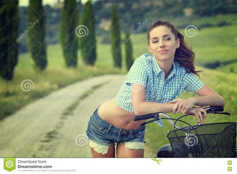Kobieta Z Rowerem W Wiejskiej Drodze Obraz Stock Obraz Złożonej Z