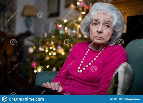 Triste Y Solitaria Anciana Descontenta De Pasar Navidad Sola En Casa