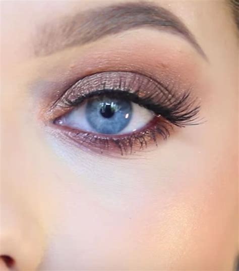 Although there isn't a rule of thumb when it comes to makeup, those with blond hair and blue eyes generally should choose colors, tones and products that suit and complement their coloring. 33 Best Makeup Tutorials for Blue Eyes | Fair skin makeup ...