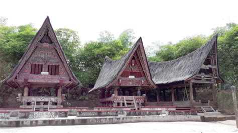 8 Rumah Adat Sumatera Utara Batak Toba Karo Simalungun