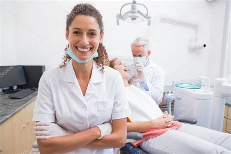 Assistante Dentaire Avec Le Dentiste Et Le Patient — Photographie