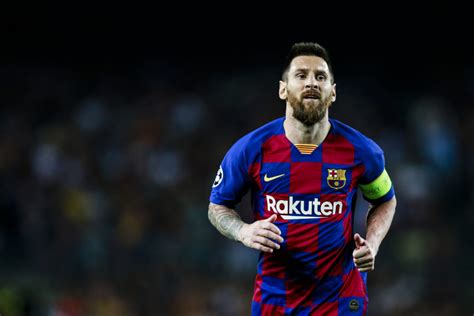 Yes, messi is, as of right now, out of contract at camp nou and essentially a free . Lionel Messi é reeleito capitão do Barcelona