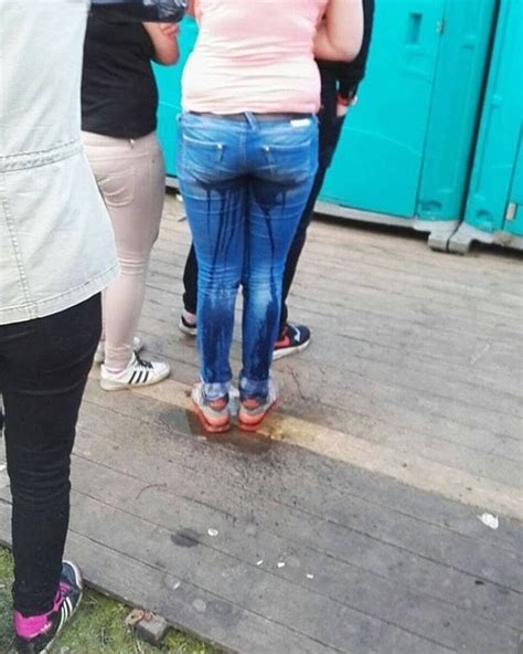 Ladies Wettingpeeing In Jeans Photo Nasswie Auch Immer