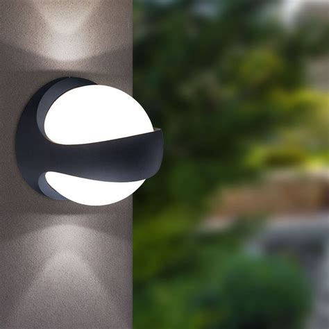 Außenleuchten bringen nicht nur die gewünschte beleuchtung im außenbereich, sondern werten das haus auch von außen auf. etc-shop LED Gartenstrahler, LED Außen Haus Wand Leuchte ...