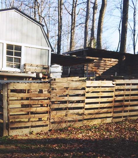 Click here for this simple diy. How to Build a Pallet Fence for Almost $0 (and 6 Plans Ideas)