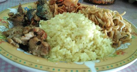 Turmeric rice), is an indonesian fragrant rice dish cooked with coconut milk and turmeric, hence the name nasi kuning (yellow rice). Resep Nasi Kuning khas Maluku oleh zkartika - Cookpad