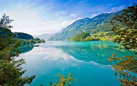 배경 화면 아름다운 자연 풍경 호수 산 나무 마을 푸른 하늘 흰 구름 2560x1600 Hd 그림 이미지