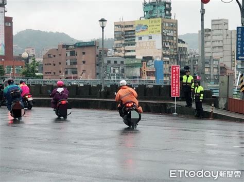 醉酒驾驶（英語：driving under the influence (of alcohol)，常簡寫為dui，簡稱醉驾）是指在酒精、酒類飲品影響下控制並駕駛機動車輛（有時包括單車、有發動機、電動機的交通工具或機械以及騎馬），在許多國家被認定是交通違規行為，甚至規定為犯. 酒駕新法7月上路「酒駕最重判無期」 基隆警路口舉牌宣導超吸睛 | ETtoday地方 | ETtoday新聞雲