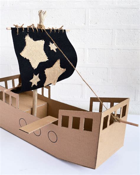 Un bateau de pirate en carton DIY | Shake My Blog