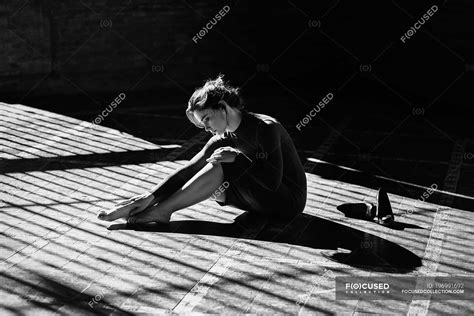 Sensual Girl Sitting On Floor In Sun Rays And Touching Feet — Shadow