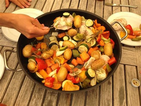 Dann in die heiße pfanne mit etwas öl von beiden seiten anbraten. Huhn in mediterraner Gemüse Pfanne | Kochen und Wein mit ...