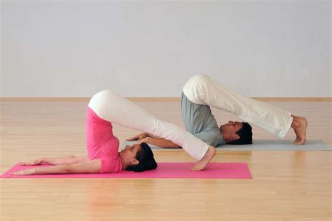 The sivananda yoga vedanta retreat house is located on the southern slope above the small village of reith, in the middle of the picturesque tyrolean alps. Sivananda-Yoga: Die Grundstellungen - Bilder - FIT FOR FUN