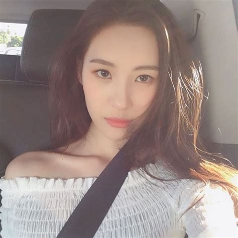 8 Kpop Female Idols With The Sexiest Shoulders