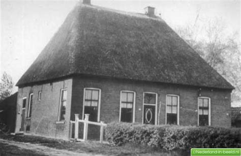 De boerderij is eind jaren 30 gebouwd op ontgonnen heidegebied. Ruinerwold > Doctor Larijweg luchtfoto's / foto's ...