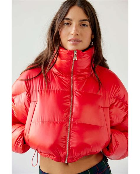 urban outfitters uo taryn cropped puffer jacket in red lyst