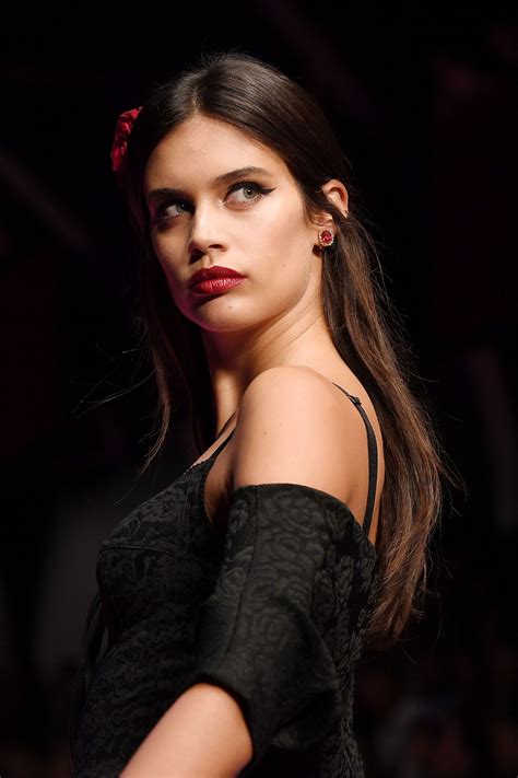 See more ideas about sara sampaio, fashion, model. Sara Sampaio At Dolce & Gabbana S/S 18 - Celebzz - Celebzz